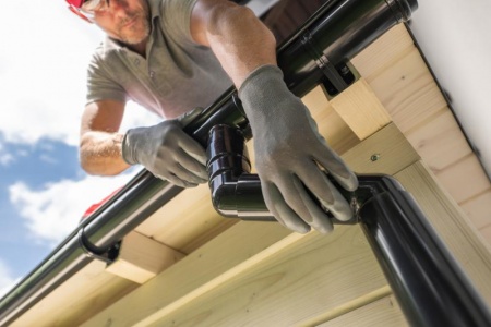 Les travaux de zinguerie indispensables pour protéger votre habitation