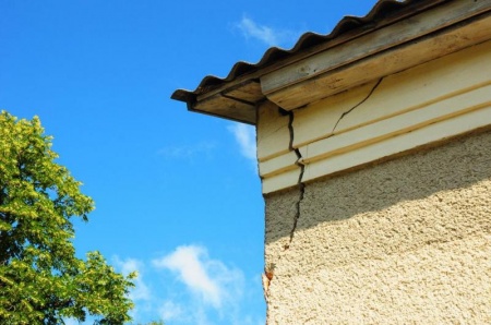 Consolider un vieux mur fissur&eacute; demande un diagnostic pr&eacute;cis avant toute r&eacute;paration &agrave; Beauvais